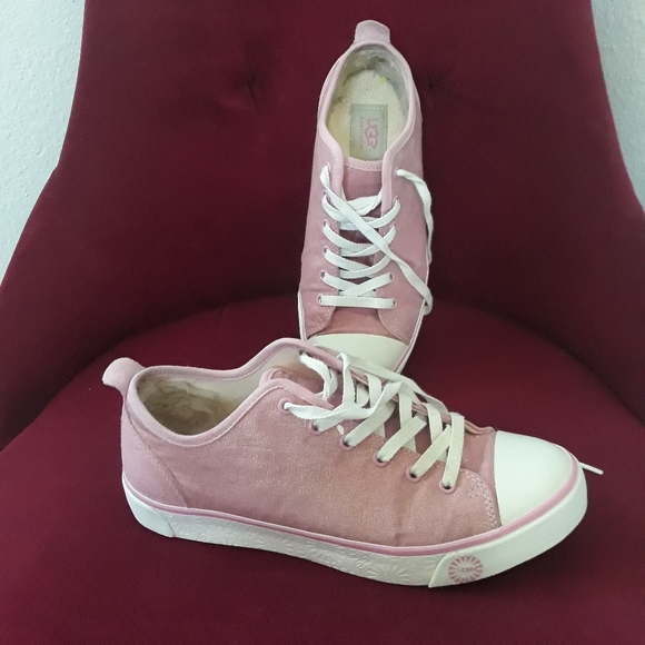 Shoes, and clothes. - Picture 7 of 12